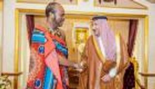 الزي التقليدي لملك إسواتيني يخطف الأنظار خلال لقائه نائب وزير الخارجية السعودي