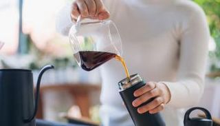 على عكس الشائع، شرب القهوة فور الاستيقاظ يقلل من تأثيرها المنبه