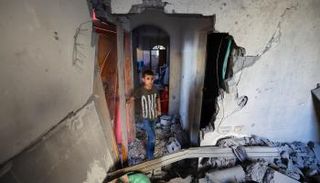 طفل فلسطيني داخل منزل مدمر بغزة