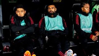 محمد صلاح على دكة البدلاء في مباراة ليفربول وفرانكفورت