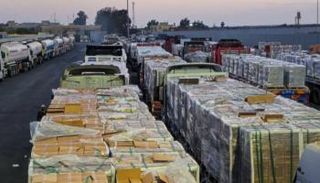 شاحنات مساعدات عند معبر رفح