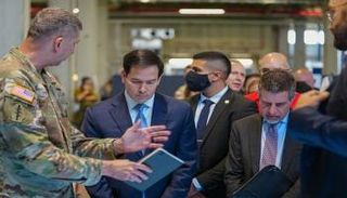 السفير ستيفن فاجين بجوار وزير الخارجية الأمريكي