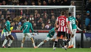 من مباراة برينتفورد ضد ليفربول