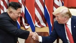 ترامب وكيم في لقاء سابق