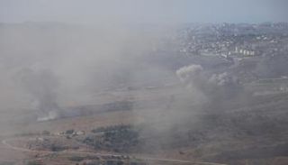 تصاعد الدخان عقب غارة إسرائيلية جنوب لبنان