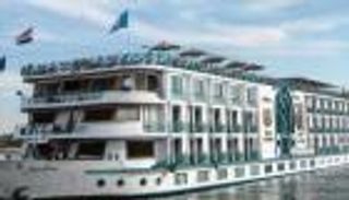 باخرة سياحية تتسبب في انهيار كوبري في مصر