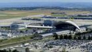 عاصفة «بنجامين» في فرنسا تتسبب بتحويل مسار طائرة نرويجية