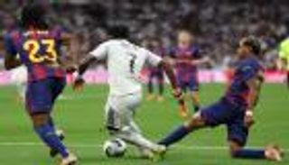 خبير تحكيمي لـ«العين الرياضية»: «الفار» أنصف برشلونة مرتين ضد ريال مدريد