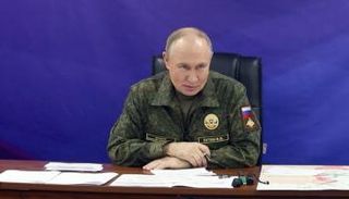 فلاديمير بوتين بالزي العسكري