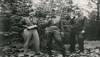 جنود أمريكيون يحملون ذهب هتلر