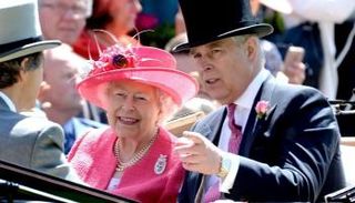 أندرو والملكة الراحلة إليزابيث الراحلة