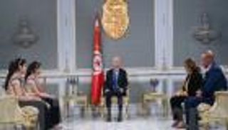 الرئيس التونسي يستقبل التوأم بيسان وبيلسان كوكة بطلتي تحدي القراءة العربي 2025