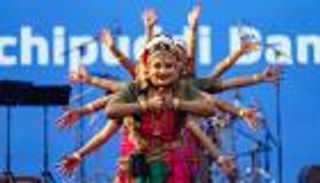 نورة الكعبي تشارك أبناء الجالية الهندية احتفاليتهم في الإمارات