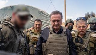 كاتس بين عدد من جنوده