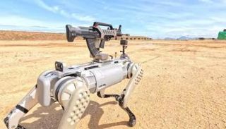 روبوت صيني على هيئة كلب يحمل سلاحا آليا 