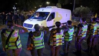 سيارة تنقل جثث أربعة رهائن تم تسليمها إلى المركز الوطني للطب الشرعي في تل أبيب