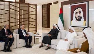 الشيخ خالد بن محمد بن زايد آل نهيان خلال اللقاء مع وفد شركة «ستيت ستريت»