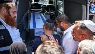 نعش جثة رهينة سلمتها حماس لإسرائيل عبر الصليب الأحمر