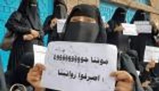 10 سنوات من الحرمان.. الحوثيون ينهبون رواتب اليمنيين ويحوّلونها وقودا للحرب