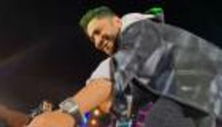 تامر حسني يرفض هدية ذهبية من معجبة (فيديو)