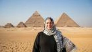 عبلة كامل أمام الأهرامات قبيل افتتاح المتحف المصري الكبير.. ما حقيقة الصورة؟