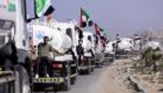 الإمارات تسيّر أكبر قافلة صهاريج مياه إلى شمال غزة