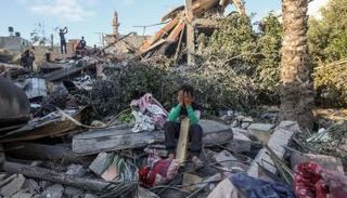 طفل فلسطيني وسط ركام منزل بالنصيرات