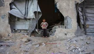 طفل فلسطيني وسط الأنقاض بغزة - أ.ف.ب