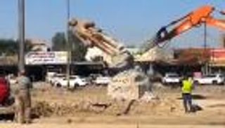 بسبب خلل فني في البنية المعدنية.. إزالة تمثال عالم لغة عربية في العراق