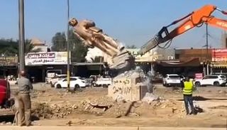 إزالة تمثال عالم اللغة العربية مصطفى جواد