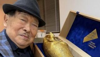 عالم المصريات الياباني البارز، ساكوجي يوشيمورا، يحتفي ببطاقة الدعوة