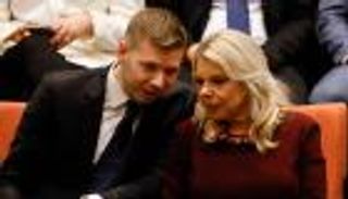 نجل نتنياهو يثير أزمة جديدة بعد ترشيحه لوظيفة «تعادل رتبة وزير»