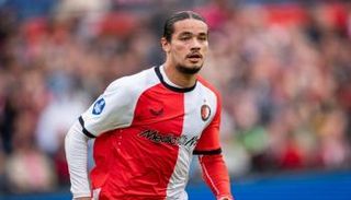 النجم الجزائري أنيس حاج موسى