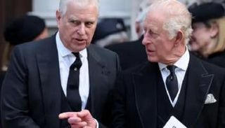 الملك تشارلز (يمين) وشقيقه الأمير أندرو