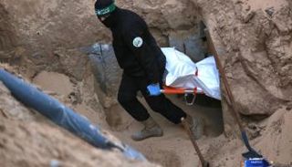 لحظة استخراج جثة رهينة من نفق بغزة