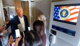 ترامب في الطائرة