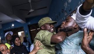 جندي خلال مواجهة مع أحد المحتجين في تنزانيا