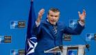 جدل داخل أمريكا.. ماذا يفعل «هيغسيث» في «المنزل رقم 8»؟