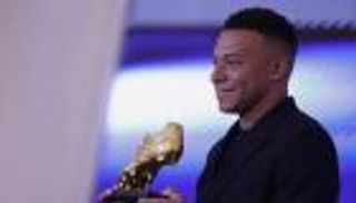 كرر إنجازا فريدا.. مبابي ملك الأحذية الذهبية