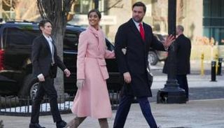 جيه دي فانس مع زوجته أوشا 