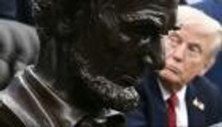 رخام وذهب في حمام لينكولن.. البيت الأبيض تحت «سحر» ترامب