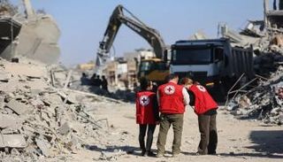 موظفون من الصليب الأحمر في غزة