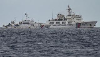 سفينة حربية صينية وأخرى فلبينية