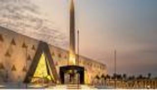 المسلة المعلقة أمام المتحف المصري الكبير.. عبقرية الفراعنة تلتقي بالابتكار المعماري