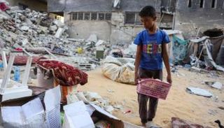 طفل فلسطيني وسط أنقاض غزة 