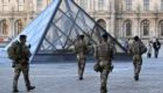 مجرمون صغار وليسوا محترفين.. تفاصيل سطو «أبناء الحي» على متحف اللوفر