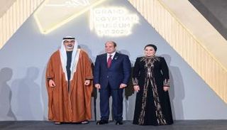 الشيخ خالد بن محمد بن زايد آل نهيان والرئيس المصري وقرينته