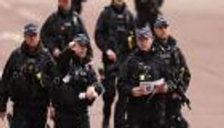 «مكافحة الإرهاب» على الخط.. حادث طعن «مروع» داخل قطار في بريطانيا