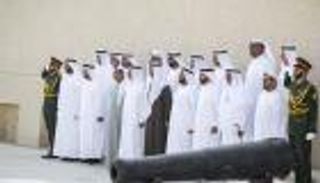 محمد بن زايد يرفع علم الإمارات في قصر الحصن بأبوظبي