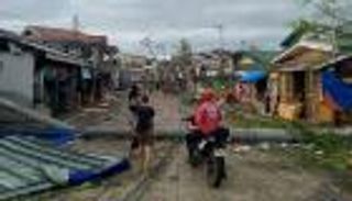 إعصار يطرد عشرات الآلاف من منازلهم في الفلبين